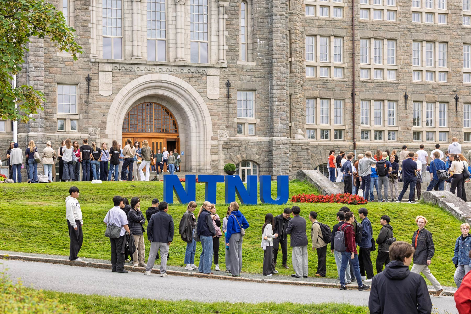 Students in front of NTNU main building